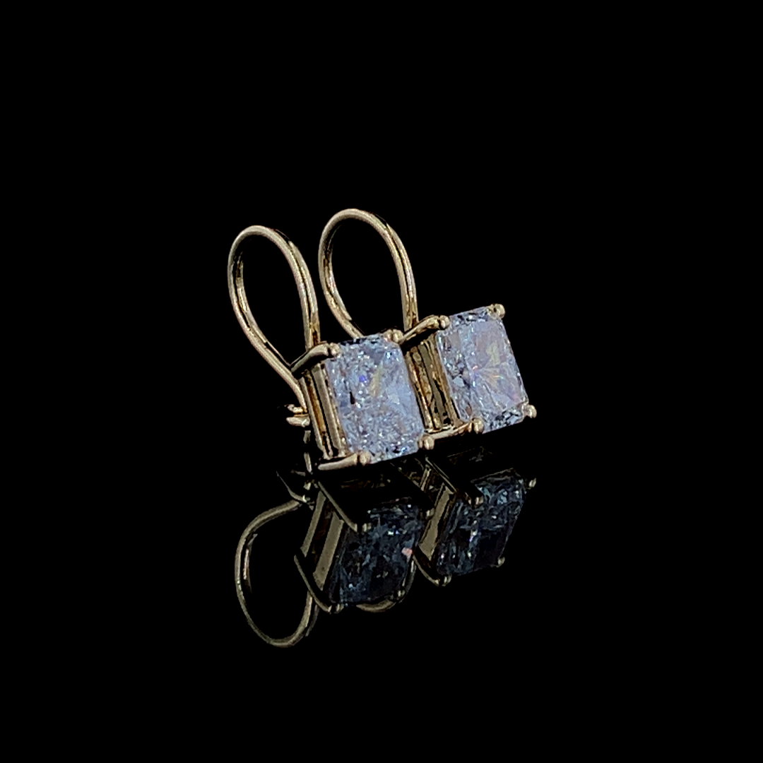 Radiant Earring with a radiant-cut diamond set in white, yellow, or rose gold. A timeless and sophisticated solitaire earring designed for elegance and brilliance.