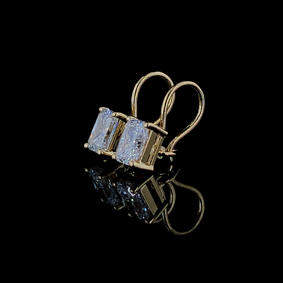 Radiant Earring with a radiant-cut diamond set in white, yellow, or rose gold. A timeless and sophisticated solitaire earring designed for elegance and brilliance.