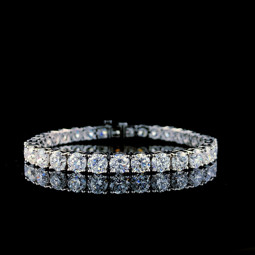 Round Diamond Tennis Bracelet with brilliant-cut diamonds set in white, yellow, or rose gold. A timeless and elegant jewelry piece for everyday wear or special occasions.