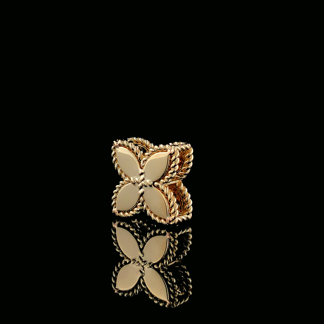 Flower Pendant with lab-grown diamonds, set in white, yellow, or rose gold. A timeless floral-inspired jewelry piece symbolizing beauty and elegance.