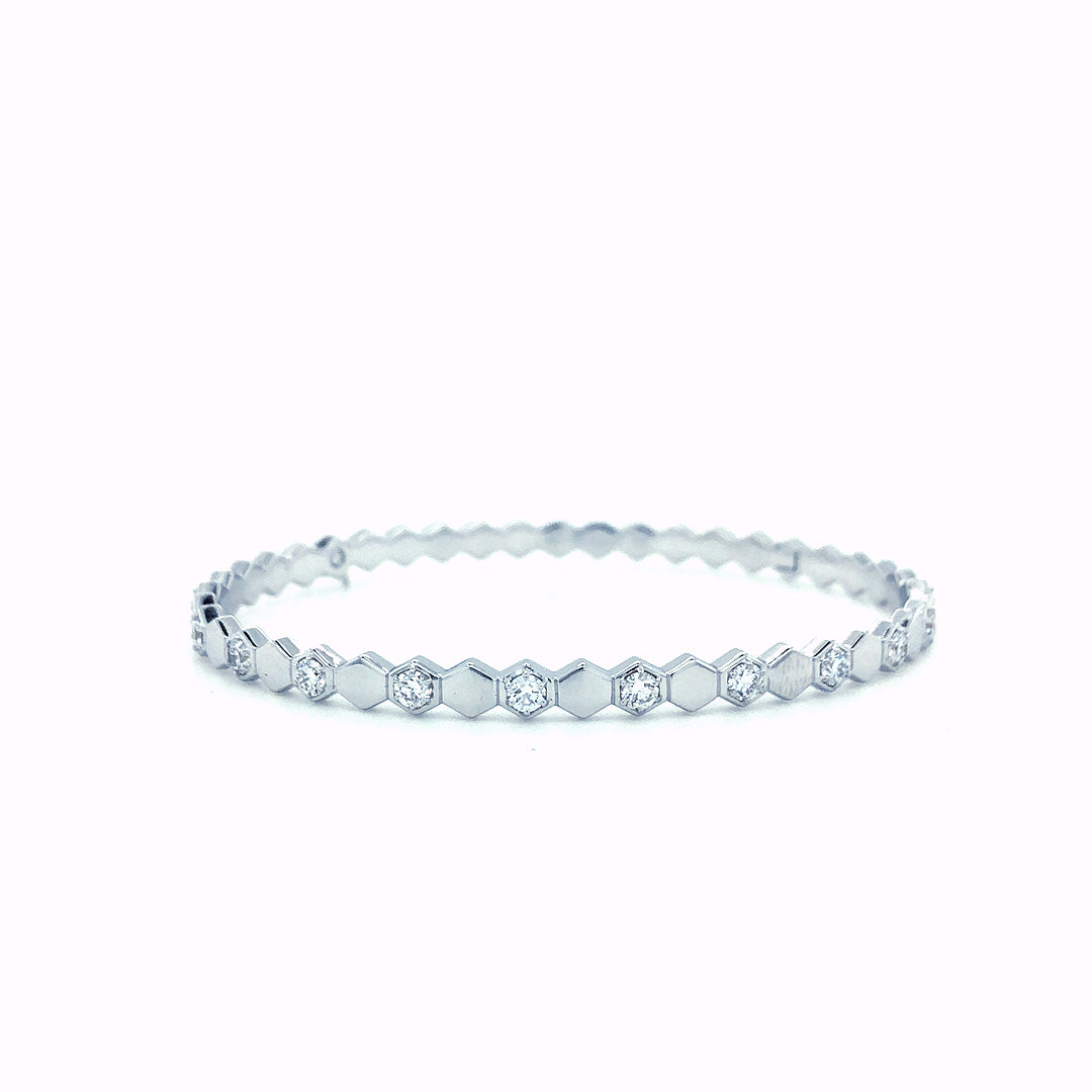 Bee My Love Bracelet with a honeycomb-inspired design, featuring round brilliant diamonds in white, yellow, or rose gold. A sophisticated and timeless jewelry piece.