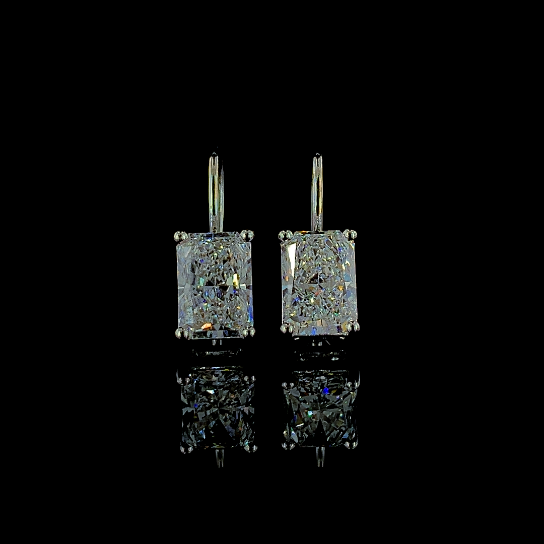 Radiant Earring with a radiant-cut diamond set in white, yellow, or rose gold. A timeless and sophisticated solitaire earring designed for elegance and brilliance.
