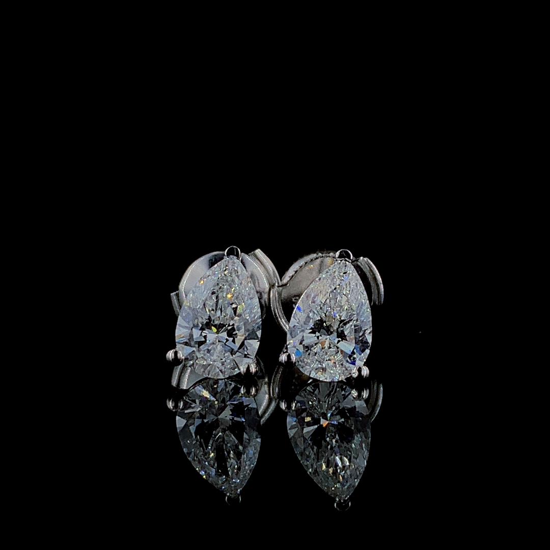 Pear Earrings with pear-cut diamonds set in white, yellow, or rose gold. A refined and elegant jewelry piece designed for sophistication and brilliance.