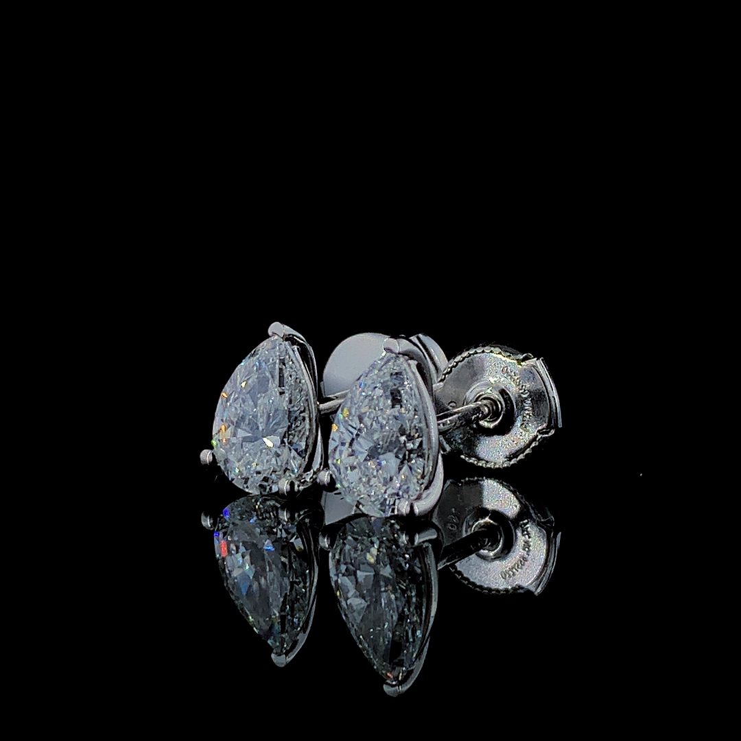 Pear Earrings with pear-cut diamonds set in white, yellow, or rose gold. A refined and elegant jewelry piece designed for sophistication and brilliance.