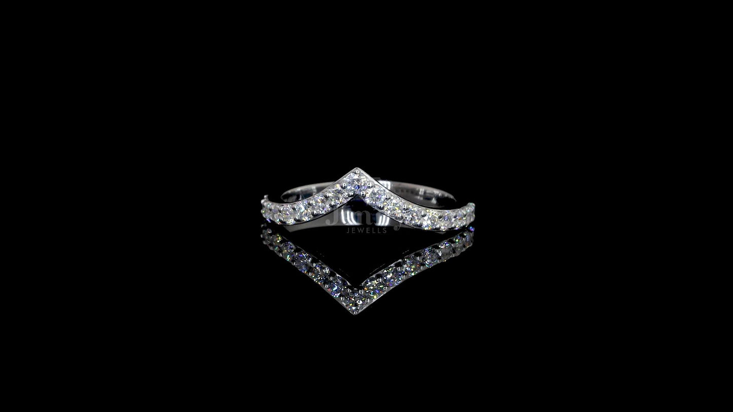 Elegant single line diamond ring with 17 diamonds and 0.43ct total weight in 14K/18K gold