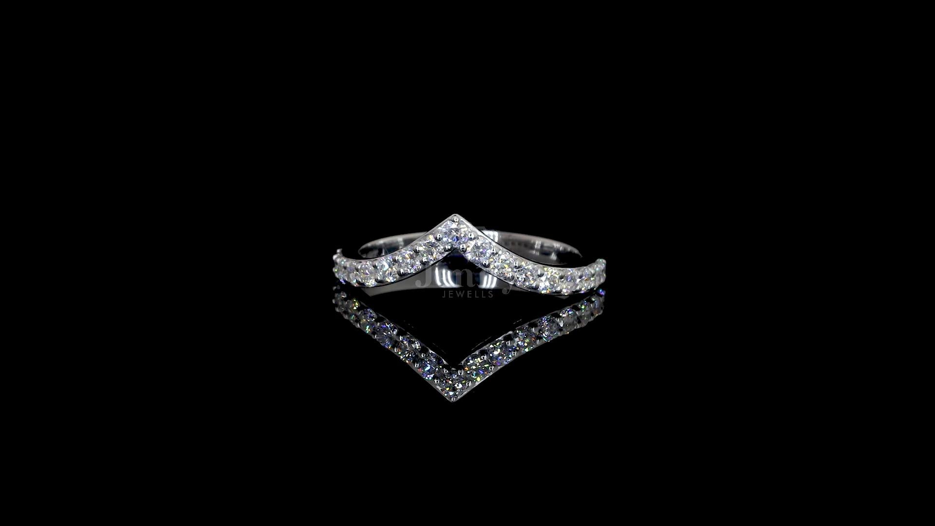 Elegant single line diamond ring with 17 diamonds and 0.43ct total weight in 14K/18K gold