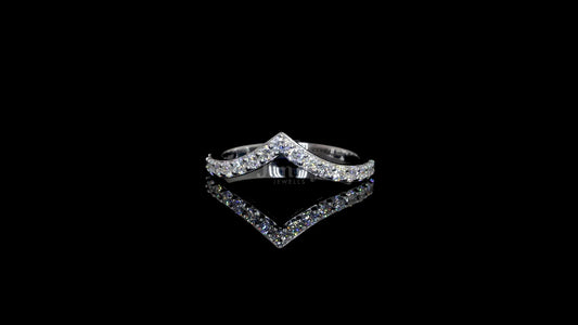 Elegant single line diamond ring with 17 diamonds and 0.43ct total weight in 14K/18K gold