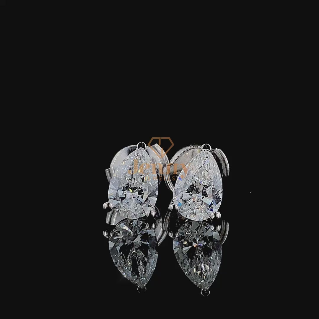 Pear Earrings with pear-cut diamonds set in white, yellow, or rose gold. A refined and elegant jewelry piece designed for sophistication and brilliance.