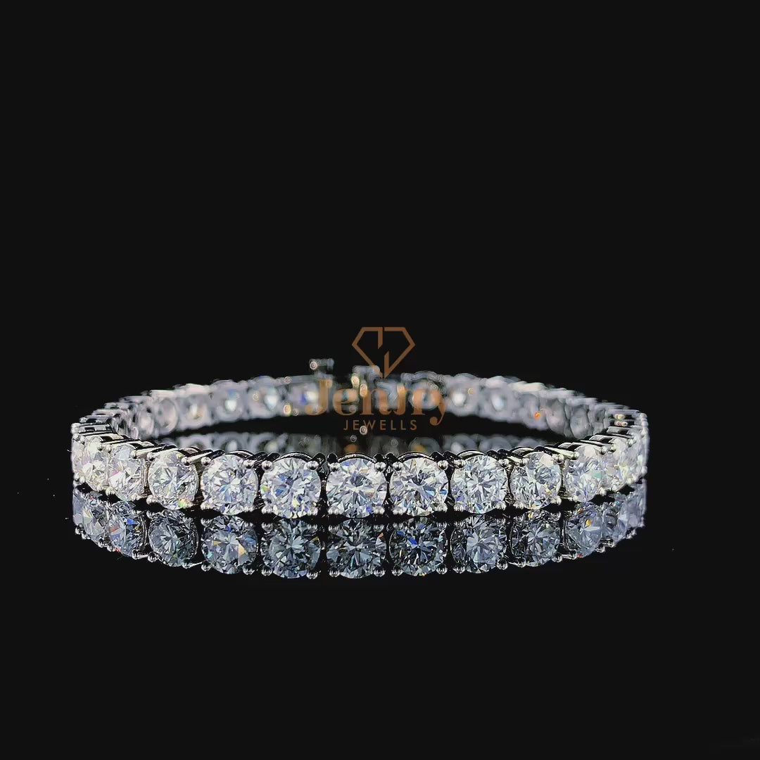 Round Diamond Tennis Bracelet with brilliant-cut diamonds set in white, yellow, or rose gold. A timeless and elegant jewelry piece for everyday wear or special occasions.