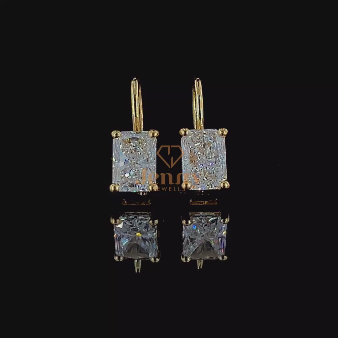 Radiant Earring with a radiant-cut diamond set in white, yellow, or rose gold. A timeless and sophisticated solitaire earring designed for elegance and brilliance.